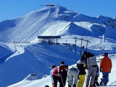 Skifahrergruppe an der Bergstation in Ischgl, Österreich